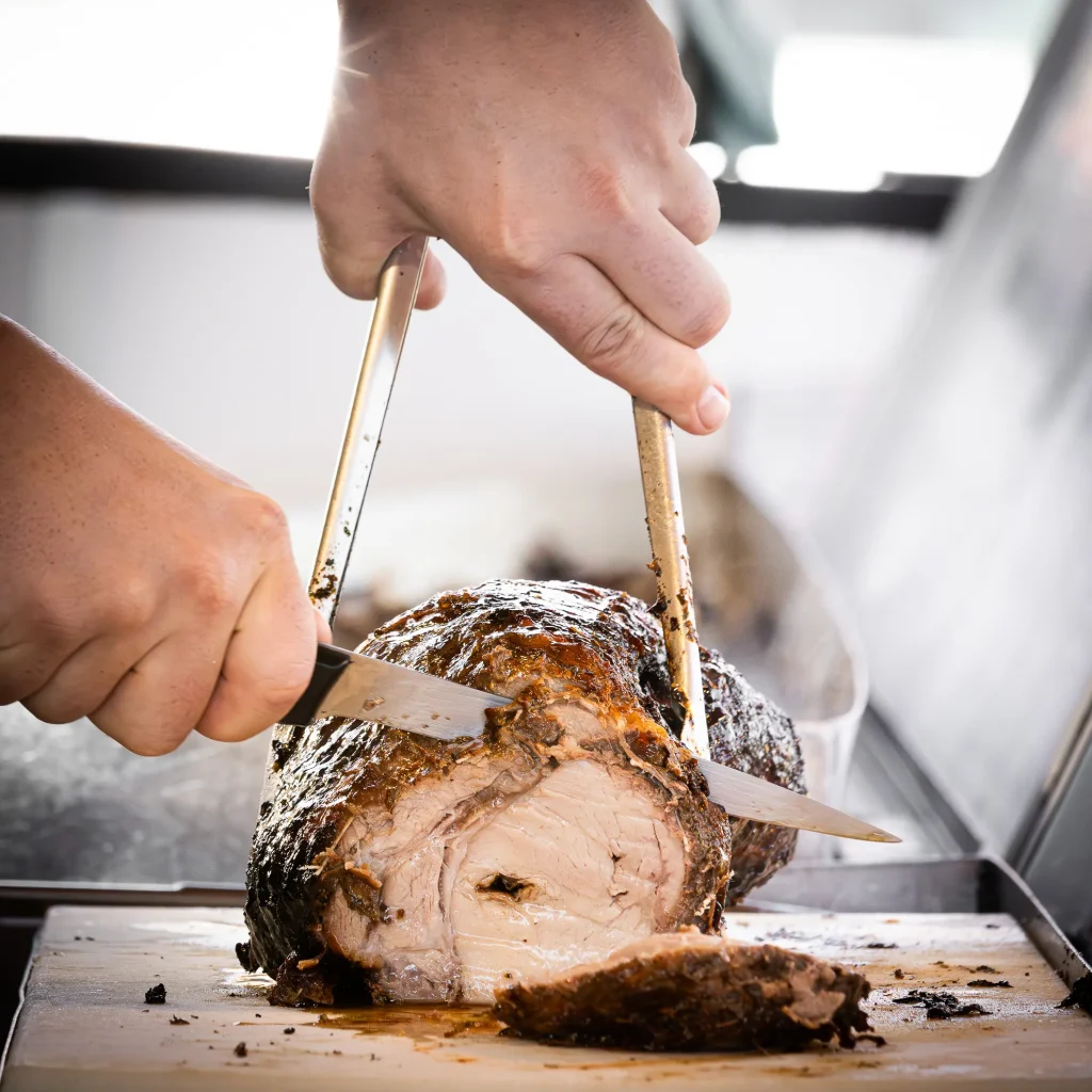 Découpe viande grillée et savoureuse - Rôtisserie Chez Franky à Porto-Vecchio